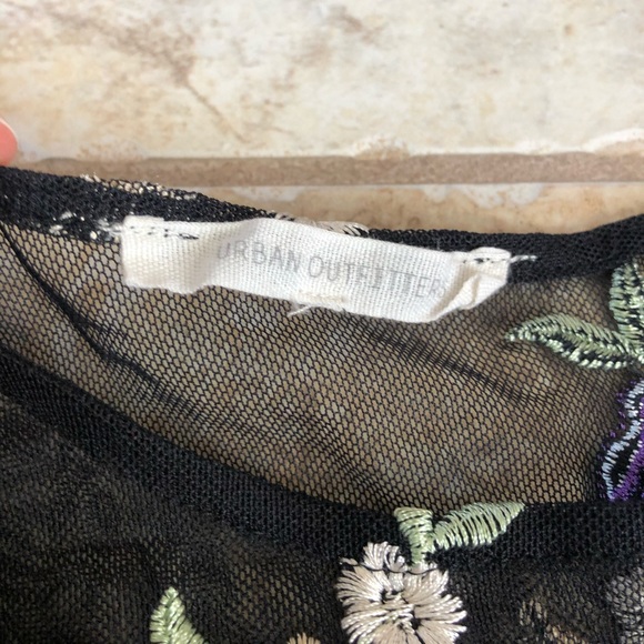 mesh crop top with floral embroidery - Picture 3 of 4